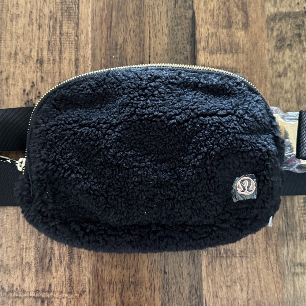 NEW Lululemon Everywhere Belt Bag Black Fleece 1L - Picture 13 of 16